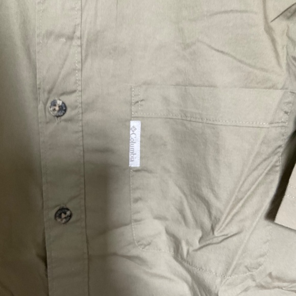 Mens Columbia button down shirt with chest pocket. - Picture 2 of 3